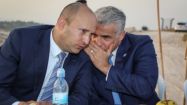 "בנט היה במצב נפשי ירוד וקיבל כדורים, לפיד ניהל את לשכת רה"מ"