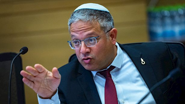 השר בן גביר התעמת עם פעילי המשט הכפותים: "נגמרה הקייטנה"