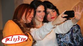 באמצע שירה וילנסקי צד שמאל מורן בן ציון הסוכנת של איילת זורר, צילום: סיגל נפתלי קסל