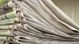 ערימת עיתונים, צילום: Istock