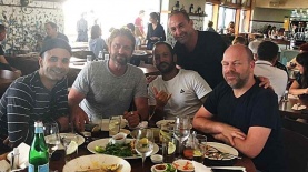 מבלים עם ג'רארד באטלר בישראל. מימין: טל אייל וגיא בסר. משמאל לבאטלר, תומר שלומוביץ', צילום: יח"צ