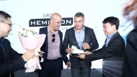 נציגי המילטון מקבלים אות מאנשי שיאומי הסינית, צילום: יח"צ