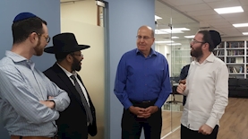 משה בוגי יעלון בסיור במערכת קו עיתונות, צילום: יח"צ