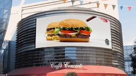 ברגר מחביאה ביג מק, צילום: מסך מתוך הסרטון של ברגר קינג