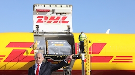 נתניהו ומטוס החיסונים, צילום: מארק ישראל סלם