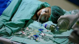 חולה מונשם. אילוסטרציה, צילום: נתי שוחט/פלאש 90