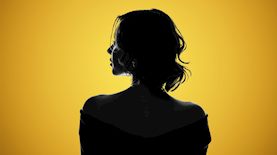 צללית אישה-אילוסטרציה AI