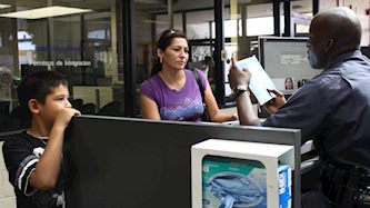 פקיד הגירה בביקורת גבולות, צילום: Shutterstock