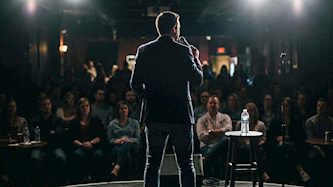 קומיקאי-אילוסטרציה AI, צילום: shutterstock