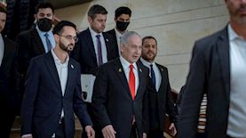 נתניהו עם יועצו עומר מנצור, צילום: חיים גולדברג, פלאש 90