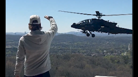 קיד רוק מצדיע למסוק קרב