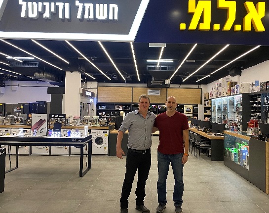 אורי להב מא.ל.מ ועומר אוגולניק מקניוני עופר בסניף המחודש - אייס