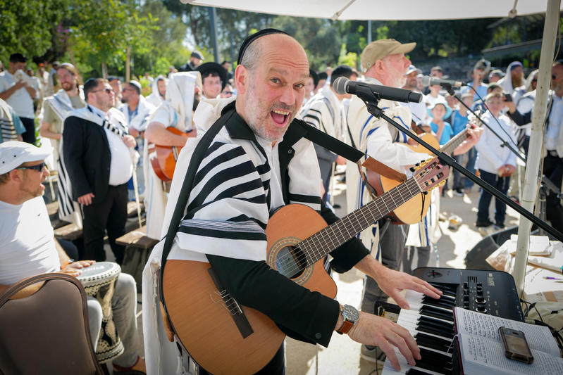 הזמר יונתן רזאל חושף: כך גלגלצ אילצו אותי לשנות תוכניות -