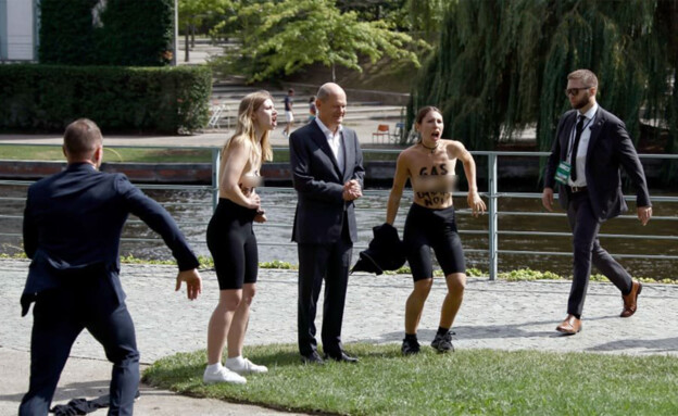 Two women asked to take a picture with the Chancellor of Germany – and undressed in surprise