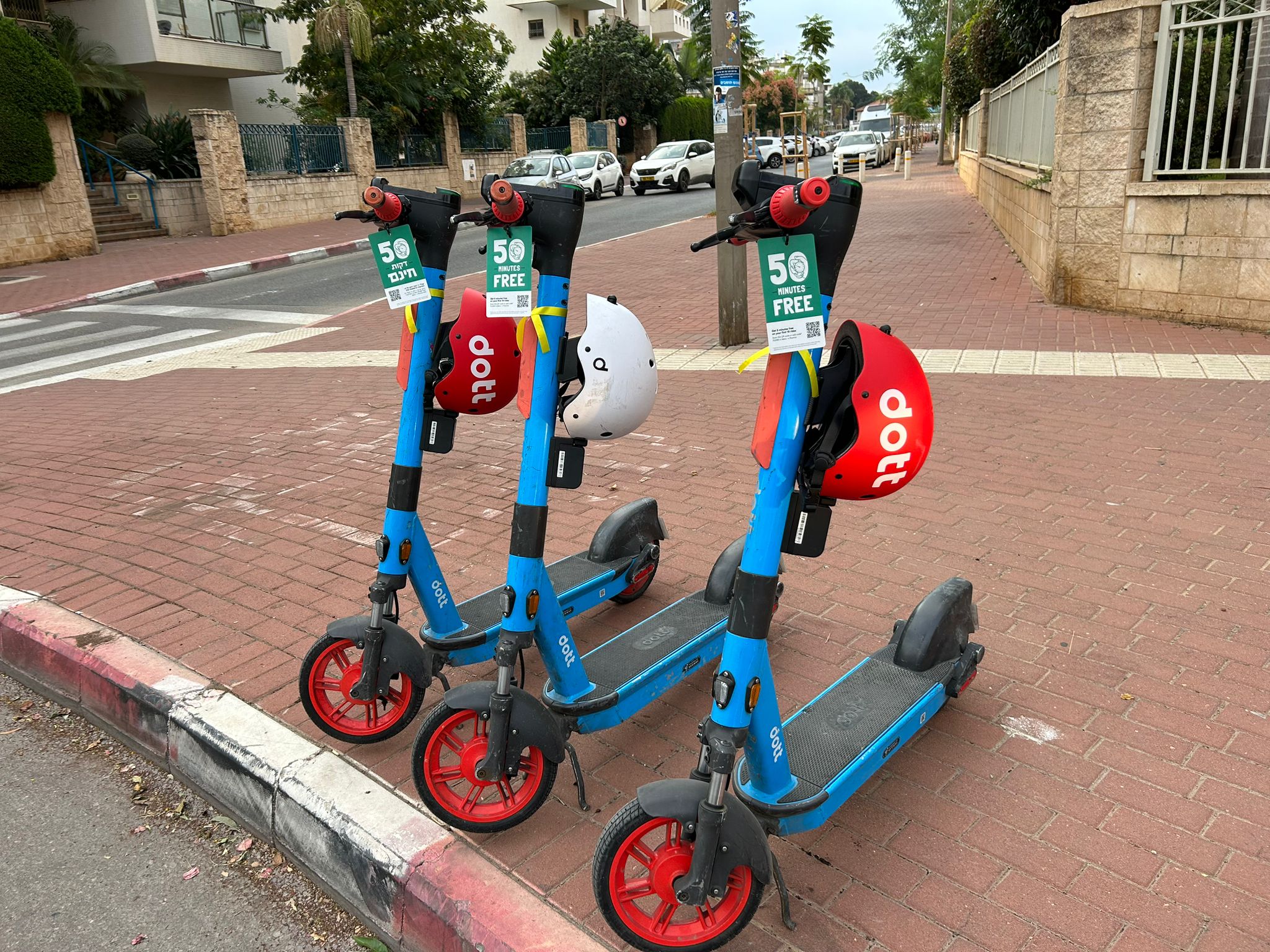 חברת הקורקינטים Dott במחווה לחטופים: תלתה סרט צהוב על הכלים שלה - אייס