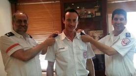 הדובר זכי הלר מקבל את הדרגות מהמנכ"ל אלי בין (יח"צ), צילום: יח"צ