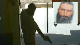 כך תועד איתמר אלון ע"י מצלמת אבטחה בסניף בנק הפועלים בבאר שבע. למעלה מימין: התמונה שהמשטרה שלחה לכלי התקשורת, צילום: צילום מסך