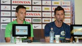 מאמן הקבוצה אריק בנאדו יחד עם השחקן גוסטבו בוקולי (צילום: באדיבות עמוד הפייסבוק של מכבי חיפה), צילום: צילום: באדיבות עמוד הפייסבוק של מכבי חיפה