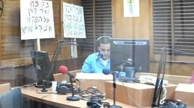 איבגי משדר מהאולפנים בתל אביב (צילום: אלכסנדר כץ), צילום: צילום: ועד עיתונאי הרדיו בתל אביב