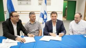 חותמים על התקנון. מימין: מייק גלאס, חיים ביבס, אמנון יוסף וניצן חן (צילום: רועי שפרניק), צילום: צילום: רועי שפרניק