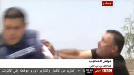 אלמוני ישראלי תוקף את כתב BBC פיראס ח'טיב (צילום מסך: BBC), צילום: צילום מסך: BBC