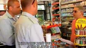 פקחים קונסים בית עסק שעבד בשבת (צילום מסך: חדשות ערוץ 2), צילום: צילום מסך: חדשות ערוץ 2