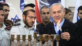 ראש הממשלה נתניהו מדליק נר ראשון של חנוכה, אתמול (צילום מסך: מתוך דף הפייסבוק של בנימין נתניהו), צילום: צילום מסך: מתוך דף הפייסבוק של בנימין נתניהו