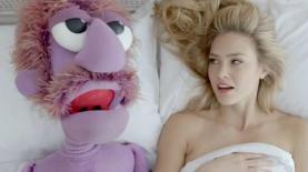 בר רפאלי ו"רד באנד" בפרסומת הפרובוקטיבית של Hoodies (צילום מסך), צילום: צילום מסך