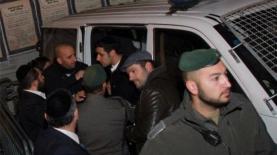 כוח מג"ב מחלץ את ישי כהן מאוהל שאגת אריה, אמש (בן ארי בועז - חרדים 10), צילום: בן ארי בועז - חרדים 10