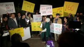 הפגנת עובדי גלובס מול ביתו של אליעזר פישמן, צילום: אלכסנדר כץ