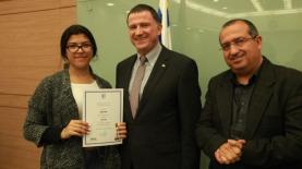 יו"ר הכנסת אדלשטיין ומנהל קול ישראל שמעול אלקבץ מעניקים פרס לרדיו קול יבנה, צילום: דוברות הכנסת – יצחק הררי