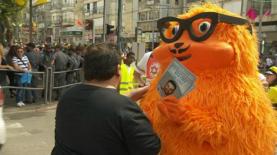 מתמודדי 'האח' יוצאים מחופשים לעדלאידע בחולון, צילום: צילום מסך: קשת, ערוץ 2)