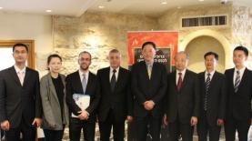 ראש הרדיו הסיני הבינ"ל וואנג גנג-ניאן, יחד עם משלחתו בביקור בישראל, צילום: יח"צ