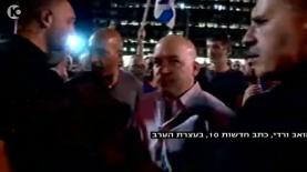 מואב ורדי מ'חדשות 10' מחולץ על ידי שוטרים, צילום: צילום מסך ערוץ 10