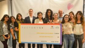 תומר אירני, מבעלי Factory 54, ודיקן ביה"ס לתקשורת במכללה למנהל, יובל דרור עם הסטודנטים הזוכים, צילום: עידן גרוס