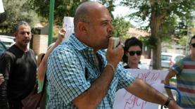 דורון צברי מפגין נגד רשות השידור, בלוד, צילום: אלכסנדר כץ