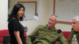 דוברת המועצה האזורית שער הנגב מיכל שבן-קוצר עם הרמטכ"ל בזמנו, רא"ל בני גנץ, צילום: מועצת שער הנגב