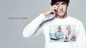 אדובי. זקנים מחייכים עם לפטופ, צילום: יח"צ