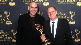 אביב אלדמע ואריק להב לייבוביץ מקבלים את האמי הבינ"ל על הסרט 'ירד הלילה', צילום: יח"צ