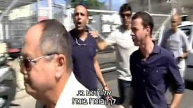 עמית סגל ואמנון אברמוביץ' ביציאה מבית הדין הצבאי במשפטו של אלאור אזריה 'אחד בשביל כולם', צילום: מתוך 'אחד בשביל כולם', 'חדשות 2'