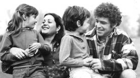 מאיר ותרצה אריאל עם ילדיהם, שחר ושירז, 1976, צילום: מתוך האלבום המשפחתי של משפחת אריאל