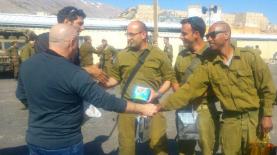 אנשי אתר חדשות 0404 מחלקים משלוח מנות לפורים, צילום: באדיבות אתר חדשות 0404