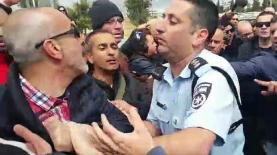 הפגנת עובדי רשות השידור מול משרד ראש הממשלה. עימות של יו"ר ועת הטכנאים בטלוויזיה משה שגב עם שוטר, צילום: באדיבות רשות השידור