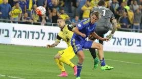 ארון שוינפלד כובש את הראשון לרשת בית"ר. הסתיים 2:1 למכבי ת"א, צילום: ישי נאמן, באדיבות אתר ישראל ספורט