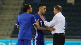 ערן זהבי אחרי תקרית הסרט, עם המאמן אלישע לוי ויוסי בניון, צילום: רמי כהן שמאלי, באדיבות אתר ישראל ספורט