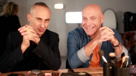 דביר בנדק ואסף אמדורסקי בקמפיין החדש של מזרחי, צילום: אילן בשור