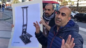 עו"ד ברק כהן ויגאל רמב"ם במהלך ההפגנה של ערוץ 20, צילום: אלכסנדר כץ