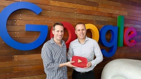 מנהל מטה שיווק בנק הפועלים אסף אזולאי עם ליאור נוי, מנהל פעילות שוק מקומי בגוגל, צילום: יח"צ