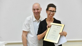 יעל שפריר מקבל את פרס תקשוראשון מידיו של ד"ר יובל דרור, צילום: עידן גרוס