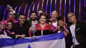 נטע ברזילי והמשלחת הישראלית, צילום: Andres Putting מתוך אתר האירוויזיון הרשמי